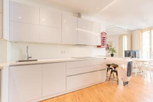 A kitchen or kitchenette at Urbe10 Plaza de la Constitucion 1 Bedroom Apartment