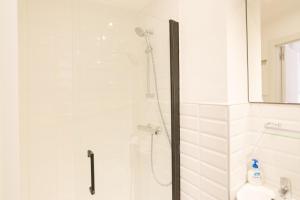 A bathroom at Urbe10 Plaza de la Constitucion 1 Bedroom Apartment Még 25 kép