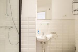 A bathroom at Urbe10 Plaza de la Constitucion 1 Bedroom Apartment
