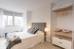 Posteľ alebo postele v izbe v ubytovaní Urbe10 Angel Ganivet 2 Bedrooms Apartment