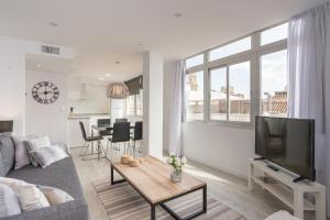 Televízia a/alebo spoločenská miestnosť v ubytovaní Urbe10 Angel Ganivet 2 Bedrooms Apartment