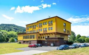 Nespecifikovaný výhled na hory nebo výhled na hory při pohledu z hotelu