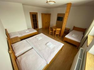 Postel nebo postele na pokoji v ubytování Hotel Zlatý Chlum