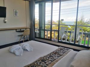 Postel nebo postele na pokoji v ubytování Pimpimarn Hotel