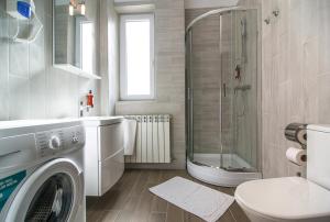 uma casa de banho com uma máquina de lavar roupa e um chuveiro em Residence iL Lago em Cluj-Napoca mais 112 fotografias