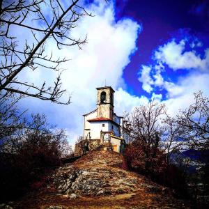 um pequeno edifício no topo de uma colina em La Foresta Monteisola em Monte Isola