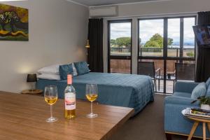 Nápoje v ubytování Le Chalet Suisse Motel Taupo