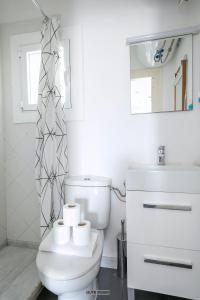 バルセロナにあるAlcam Pau Clarisの白いバスルーム(トイレ、シンク付)