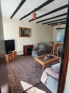 O zonă de relaxare la Trelawney Cottage, Sleeps up to 4, Wifi, Fully equipped