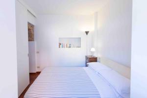 A bed or beds in a room at THE ARCH historic accommodation