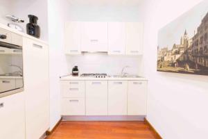 A kitchen or kitchenette at THE ARCH historic accommodation