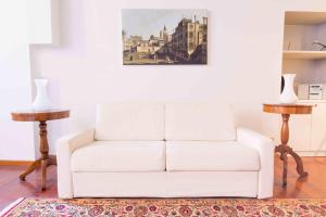 A seating area at THE ARCH historic accommodation