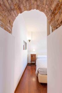 A bed or beds in a room at THE ARCH historic accommodation