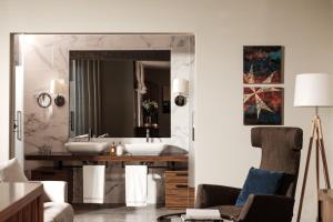 Posezení v ubytování 1926 Le Parisot Boutique Suites