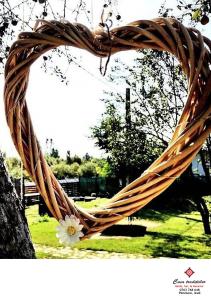 un corazón hecho de un árbol en un parque en Pensiunea Casa Traditiilor, en Ieud
