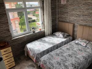 Postel nebo postele na pokoji v ubytování Levent's Apartment - Левента (Квартира)