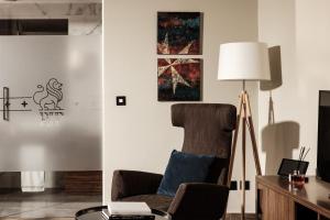 Posezení v ubytování 1926 Le Parisot Boutique Suites