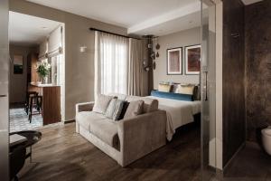 Postel nebo postele na pokoji v ubytování 1926 Le Parisot Boutique Suites