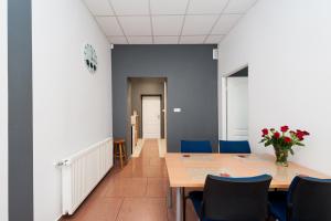 Apartament Solny Wieliczka Centrum 5 في فياليتشكا: قاعة اجتماعات مع طاولة وكراسي زرقاء