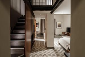 Postel nebo postele na pokoji v ubytování 1926 Le Parisot Boutique Suites