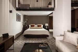 Postel nebo postele na pokoji v ubytování 1926 Le Parisot Boutique Suites