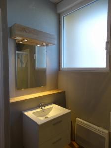 een badkamer met een wastafel en een spiegel bij LA FORGE DU LUCIMOND in Saint-André