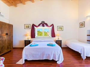 um quarto com 2 camas e uma janela em Il Baglio di Kharrub rural guest house em Pozzallo