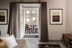 Posezení v ubytování 1926 Le Parisot Boutique Suites