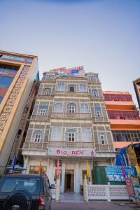 um grande edifício no meio de uma rua em Ganga Heritage By Howard em Haridwār