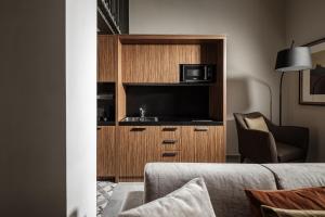 TV a/nebo společenská místnost v ubytování 1926 Le Parisot Boutique Suites