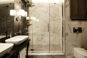 Koupelna v ubytování 1926 Le Parisot Boutique Suites