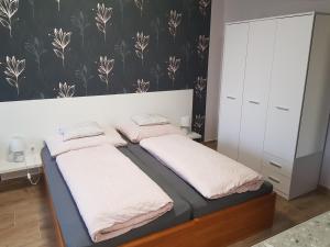 Postel nebo postele na pokoji v ubytování Flamingó Apartmanház