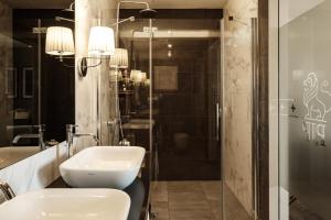 Koupelna v ubytování 1926 Le Parisot Boutique Suites + 31 fotografií