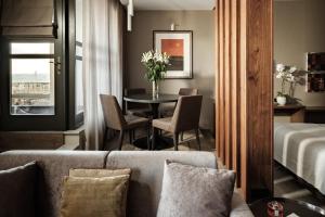 Posezení v ubytování 1926 Le Parisot Boutique Suites