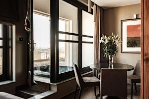 Posezení v ubytování 1926 Le Parisot Boutique Suites