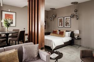 Posezení v ubytování 1926 Le Parisot Boutique Suites