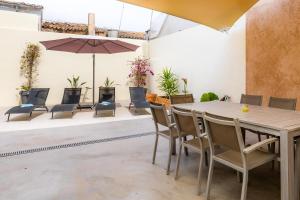 - une salle à manger avec une table, des chaises et un parasol dans l'établissement Can Garbeta, à Sant Llorenç des Cardassar