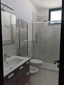 een badkamer met een wastafel, een toilet en een douche bij Il Gabbiano casa al mare in Bisceglie