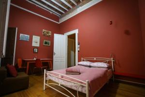 una camera con letto e tavolo di The monumental house ad Atene