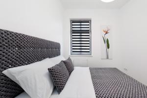 a bedroom with a bed and a window at Apartament Solny Centrum Wieliczka 11 in Wieliczka