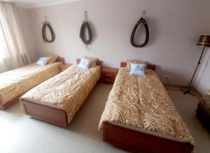 three beds in a room with mirrors on the wall at Centrum Turystyczno- Rehabilitacyjne in Krzyżewo