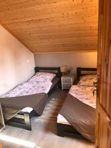 Posteľ alebo postele v izbe v ubytovaní Lawendowe Domki