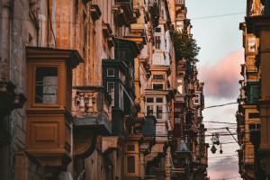 Nespecifikovaný výhled na destinaci Valletta nebo výhled na město při pohledu z aparthotelu
