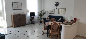 uma sala de estar com mesa e cadeiras em Casa Tigullio em Rapallo