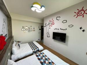 Un pat sau paturi într-o cameră la 鑫河小棧