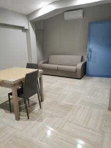 sala de estar con mesa y sofá en Casa Mia1, en Foggia