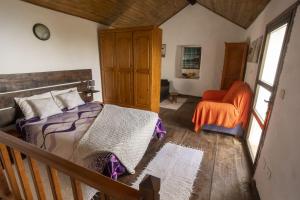 a bedroom with a bed and a chair at Casa Rural Los Pasos Grandes in Isora