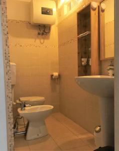 モノーポリにあるMagentaのバスルーム(トイレ、洗面台付)