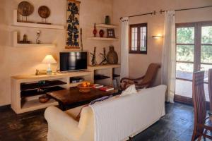 salon z kanapą i stołem w obiekcie Can Olivo - Villa 6 pax en Ibiza w mieście Ibiza