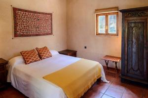 sypialnia z dużym białym łóżkiem i oknem w obiekcie Can Olivo - Villa 6 pax en Ibiza w mieście Ibiza +9 zdjęć